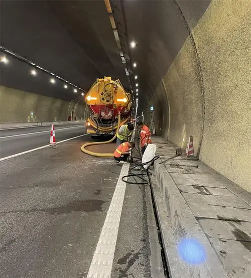 蓬江隧道排水渠清淤